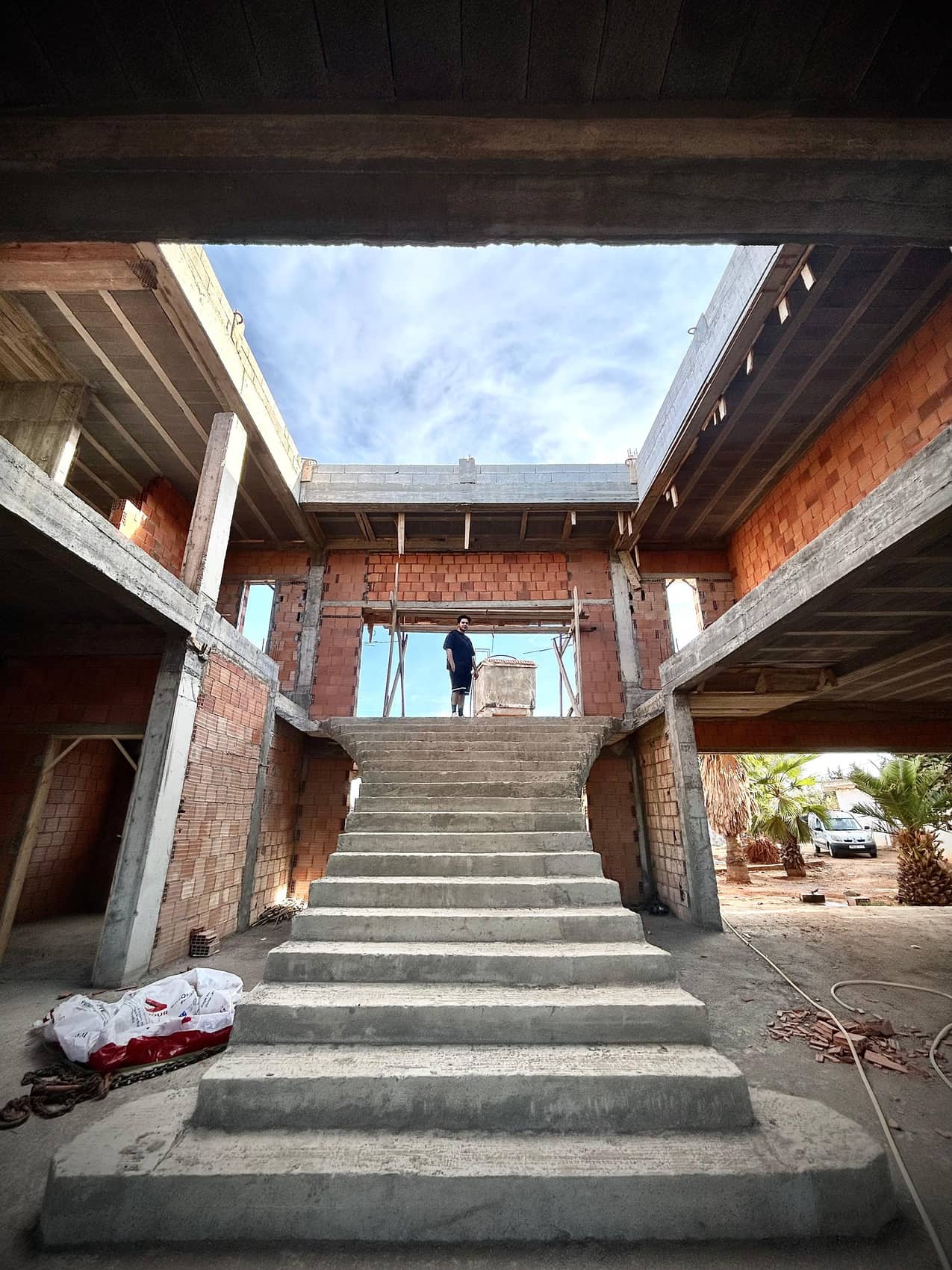 Grand escalier central de la Villa Zaër en cours de construction