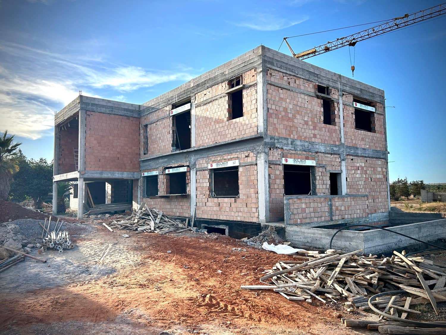 Façades en maçonnerie de la Villa Zaër avec la grue du chantier